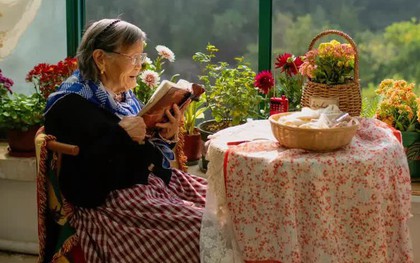 Cô cháu gái sống cùng với bà trong ngôi nhà ngàn hoa, đâu đâu cũng là thơ ca và hạnh phúc