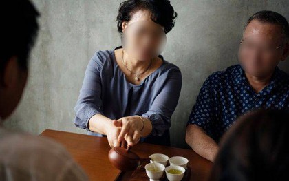 Có một kiểu gọi là "cha mẹ nghèo giấu mặt", bề ngoài lung linh nhưng sâu bên trong là cay đắng: Yêu con hay tạo gánh nặng?