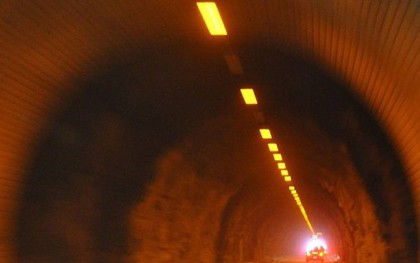 Trung Quốc: Xe buýt đâm vào đường hầm, 51 người thương vong