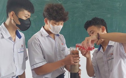 "Biến nước ngọt Sting thành tinh khiết", nhóm học sinh bất ngờ nổi tiếng trên mạng