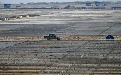 Kỳ tích năng lượng của một quốc gia châu Á: Biến sa mạc muối cằn cỗi thành nhà máy điện sạch khổng lồ, đủ cung cấp điện cho 16 triệu ngôi nhà