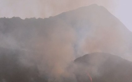 Đang cháy rừng ở Mù Cang Chải, huy động hàng trăm người khẩn trương khống chế