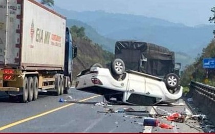 Ô tô bán tải lật ngửa trên cao tốc La Sơn - Tuý Loan, 2 người bị thương