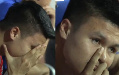 Thương Quang Hải, mắt rưng rưng như muốn khóc, rồi lại vò đầu bứt tai vì bị HLV Troussier coi là người thừa ở trận Việt Nam vs Indonesia