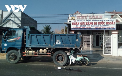 2 nữ sinh tông vào đuôi xe tải khi đang đến trường