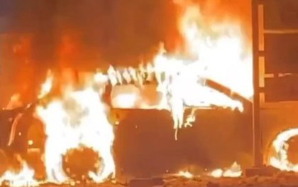 VIDEO: Mazda CX8 bất ngờ bốc cháy ngùn ngụt