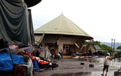 Lốc xoáy, loạt nhà dân ở Quảng Trị tốc mái