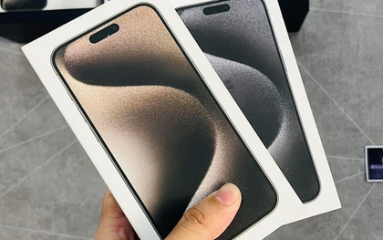 iPhone 15 Pro Max ở Việt Nam giảm giá mạnh, rẻ hơn cả Thái Lan, Singapore?