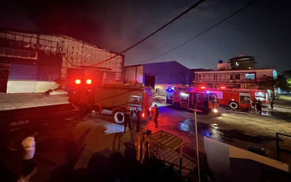 Cháy lớn tại khu công nghiệp, công nhân nháo nhào tháo chạy trong đêm