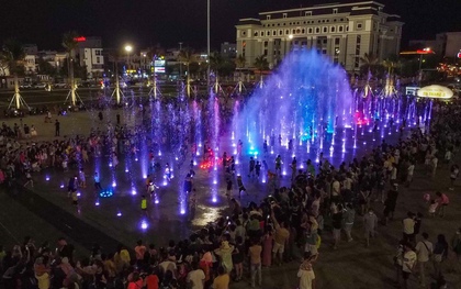 Ảnh: Sàn nhạc nước "khủng" ở Đà Nẵng thu hút ngàn người xem mỗi tối dù mới thử nghiệm