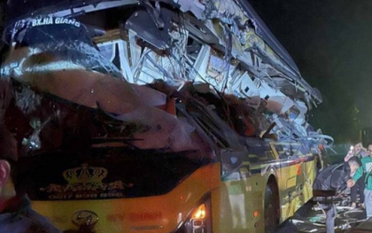 Hiện trường thảm khốc vụ tai nạn 10 người thương vong: Xuyên đêm cưa khung xe khách, giải cứu các nạn nhân mắc kẹt