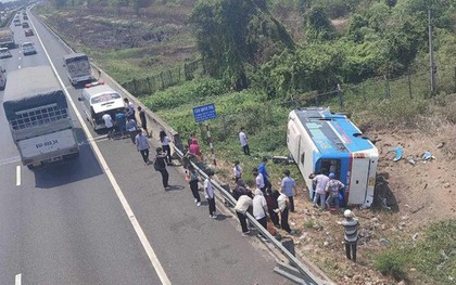 NÓNG: Lật xe trên đường cao tốc TP HCM - Trung Lương, nhiều người nhập viện