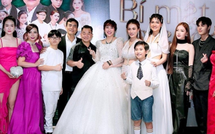 Phi Thanh Vân diện "váy cưới" trong sự kiện ra mắt film do chính mình sản xuất