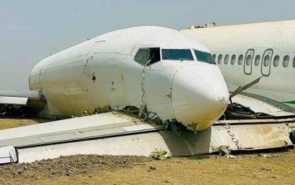 Máy bay Boeing mất kiểm soát đâm thẳng xuống đường băng: Toàn bộ hai máy bay vỡ tan tành tạo nên cảnh tượng kinh hoàng