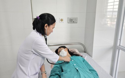 Nhiều học sinh tại Nha Trang nhập viện sau khi ăn cơm gà