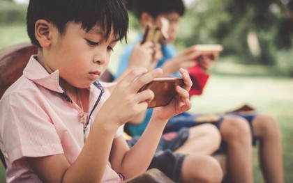 Trẻ em Việt được dùng điện thoại sớm 4 năm so với thế giới: Tỷ phú Bill Gates khẳng định đây mới là độ tuổi an toàn nhất để trẻ sử dụng smartphone