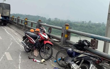 Xe tải lao vào dải phân cách cầu Thanh Trì, hai người đi xe máy gặp họa