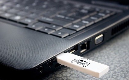 Tò mò cắm USB lạ vào máy tính, 5 phút sau hiện tượng gây sốc xuất hiện, nhiều người phải gọi cảnh sát