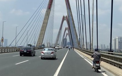 Kịp thời ngăn cụ ông 78 tuổi ở Hà Nội lên cầu Nhật Tân tự tử