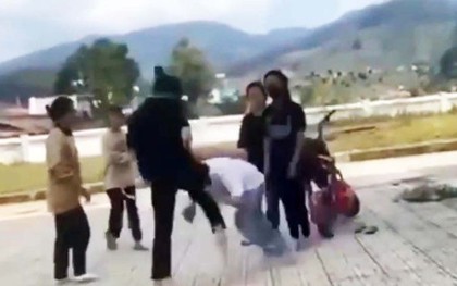 Xôn xao clip nữ sinh bị đánh, nhiều học sinh đứng nhìn và quay phim