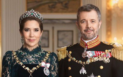 Vương hậu Mary tỏa sáng trong ảnh chân dung chính thức cùng Vua Đan Mạch Frederik, mang vương miện ngọc lục bảo nổi tiếng