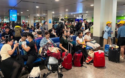 Nhiều chuyến bay trì hoãn, khách ở Sân bay Tân Sơn Nhất mệt mỏi chờ đợi