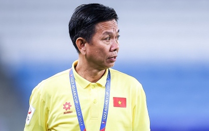HLV Hoàng Anh Tuấn bảo vệ Mạnh Hưng sau thẻ đỏ ở trận gặp U23 Iraq