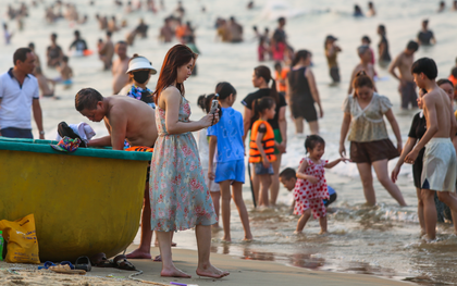 Hàng vạn người đổ xô đến bãi biển đẹp nhất Hà Tĩnh, nhiều khách sạn “cháy phòng”