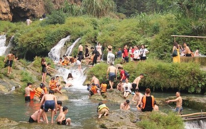 Thác Nàng Tiên ở Sơn La đông nghịt, xe ôm kiếm hơn 3 triệu đồng/ngày