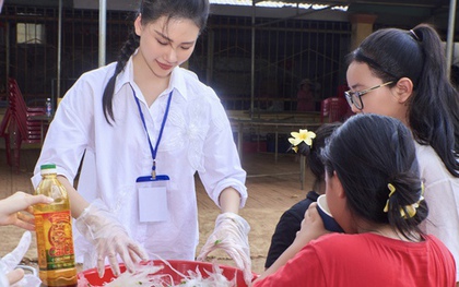 Hoa hậu Bùi Quỳnh Hoa tặng nước cho bà con bị hạn mặn