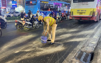 Hà Nội: Xe bus gặp sự cố chảy dầu khiến hàng loạt xe trơn trượt trên phố Cầu Giấy