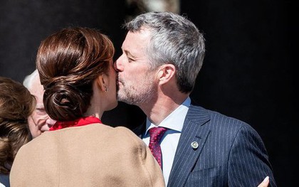 Khoảnh khắc ngọt ngào: Vua Đan Mạch Frederik trao nụ hôn cho Vương hậu Mary trong chuyến công du đầu tiên sau khi đăng quang