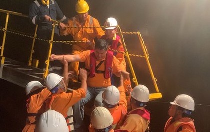 Vượt sóng đêm, kịp thời đưa thuyền viên nước ngoài về đất liền cấp cứu