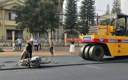 Va chạm với xe lu, một cháu bé tử vong