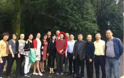 Đến buổi họp lớp, Jack Ma chụp một bức ảnh cũng gây bão mạng xã hội: Người xem gật gù ''người này xứng đáng nhận sự kính nể''