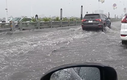 Người Hà Nội "bơi" trên cầu Vĩnh Tuy trong cơn mưa giờ tan tầm