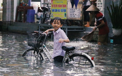 Người dân TP.HCM "không kịp trở tay" trong trận mưa lớn nhất kể từ đầu năm: Nước ngập gần lút bánh xe, tràn vào nhà