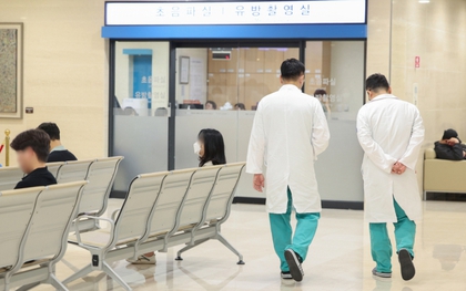 Cuộc chiến chưa kết thúc: 12.000 bác sĩ Hàn Quốc đình công tiếp tục đối mặt với khó khăn mới, khủng hoảng y tế toàn quốc rơi vào bế tắc
