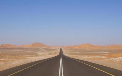 Xẻ ngang sa mạc, Saudi Arabia xây dựng công trình như phim viễn tưởng: Dải bê tông nhựa thẳng tắp dài 240 km, không khúc quanh, không ngã rẽ, lập Kỷ lục Guinness Thế giới