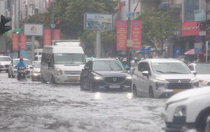 Mưa lớn, nhiều đường phố Đà Nẵng thành sông, giao thông hỗn loạn