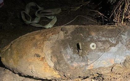 TPHCM: Người dân phát hiện quả bom "khủng" khi đào đất