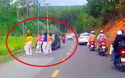 Bất chấp nguy hiểm, nhóm phụ nữ dừng xe con, nhảy nhót giữa đường ở Đà Lạt