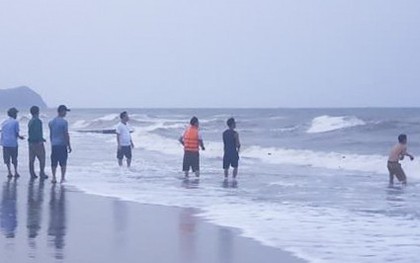 Hai học sinh lớp 9 ở Hà Tĩnh đi tắm biển, bị sóng cuốn mất tích