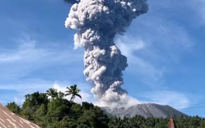 Núi lửa Ibu ở Indonesia phun trào, người dân từ 7 ngôi làng sơ tán