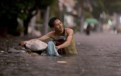 Thành phố Thủ Đức ngập nặng, người dân “bơi” trong biển nước để về nhà