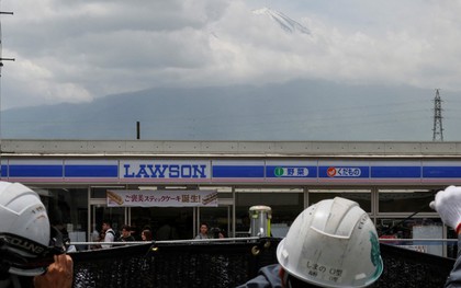 Thị trấn Nhật dựng rào chắn view núi Phú Sĩ, liệu có giải quyết được vấn đề quá tải du lịch ảnh hưởng dân sinh?