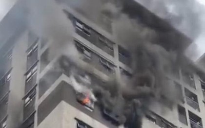 Hà Nội: Lửa cháy ngùn ngụt tại căn hộ chung cư The Vesta, người dân hốt hoảng