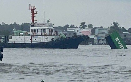 TPHCM: Tàu va chạm với sà lan, hàng loạt container rơi xuống sông