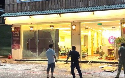 Một nhà hàng lớn nghi bị nhóm người nước ngoài đến phá tan nát