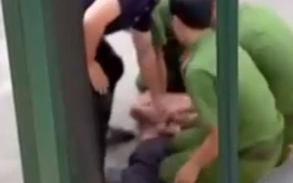 VIDEO: Nam thanh niên xăm trổ cầm hung khí "hổ báo" xông vào công an phường